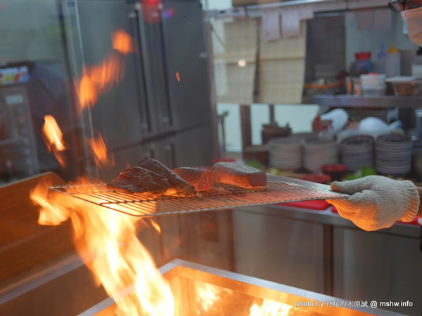 三代目安兵衛 台湾一號店：【食記】台中三代目屋台餃子安兵衛-台灣一號店@西區中美橫丁Hirome ひろめ横丁&廣三SOGO-捷運BRT科博館 : 弘人市場在台灣!輕鬆享受高知飲食文化