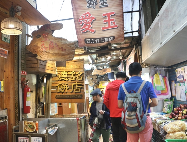 鄒遊阿里山、戀戀FUZU之旅,奮起湖百年舊車站、四方竹、火車展示館、百年土地公廟、雨中漫步台灣杉森林棧道、再訪星空小木屋、阿良現烤甜甜圈、奮起湖老街巡禮