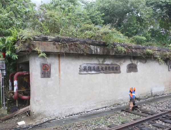 鄒遊阿里山、戀戀FUZU之旅,奮起湖百年舊車站、四方竹、火車展示館、百年土地公廟、雨中漫步台灣杉森林棧道、再訪星空小木屋、阿良現烤甜甜圈、奮起湖老街巡禮