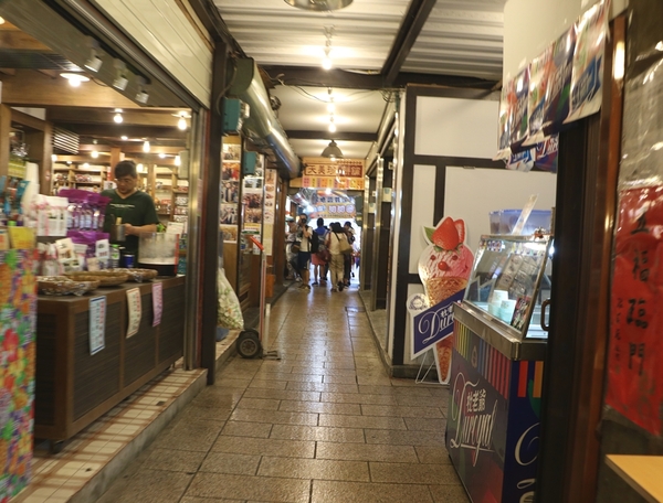 鄒遊阿里山、戀戀FUZU之旅,奮起湖百年舊車站、四方竹、火車展示館、百年土地公廟、雨中漫步台灣杉森林棧道、再訪星空小木屋、阿良現烤甜甜圈、奮起湖老街巡禮