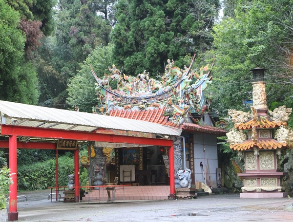 鄒遊阿里山、戀戀FUZU之旅,奮起湖百年舊車站、四方竹、火車展示館、百年土地公廟、雨中漫步台灣杉森林棧道、再訪星空小木屋、阿良現烤甜甜圈、奮起湖老街巡禮