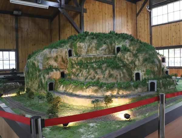 鄒遊阿里山、戀戀FUZU之旅,奮起湖百年舊車站、四方竹、火車展示館、百年土地公廟、雨中漫步台灣杉森林棧道、再訪星空小木屋、阿良現烤甜甜圈、奮起湖老街巡禮