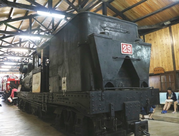 鄒遊阿里山、戀戀FUZU之旅,奮起湖百年舊車站、四方竹、火車展示館、百年土地公廟、雨中漫步台灣杉森林棧道、再訪星空小木屋、阿良現烤甜甜圈、奮起湖老街巡禮