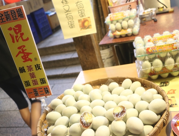 鄒遊阿里山、戀戀FUZU之旅,奮起湖百年舊車站、四方竹、火車展示館、百年土地公廟、雨中漫步台灣杉森林棧道、再訪星空小木屋、阿良現烤甜甜圈、奮起湖老街巡禮