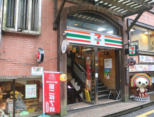 鄒遊阿里山、戀戀FUZU之旅,奮起湖百年舊車站、四方竹、火車展示館、百年土地公廟、雨中漫步台灣杉森林棧道、再訪星空小木屋、阿良現烤甜甜圈、奮起湖老街巡禮