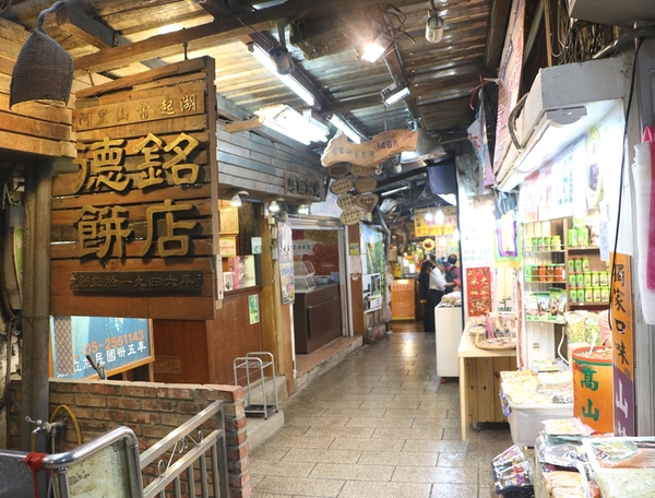 鄒遊阿里山、戀戀FUZU之旅,奮起湖百年舊車站、四方竹、火車展示館、百年土地公廟、雨中漫步台灣杉森林棧道、再訪星空小木屋、阿良現烤甜甜圈、奮起湖老街巡禮