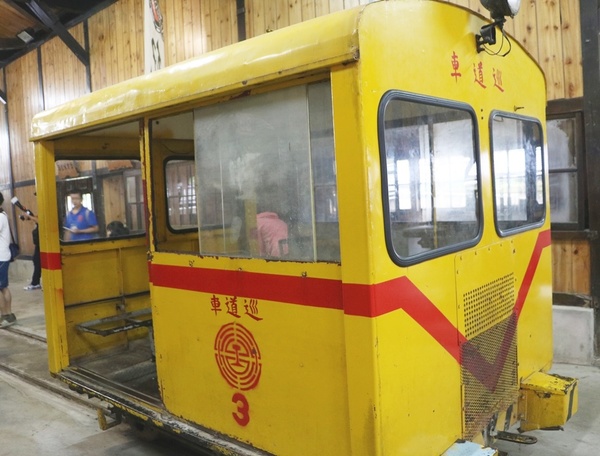 鄒遊阿里山、戀戀FUZU之旅,奮起湖百年舊車站、四方竹、火車展示館、百年土地公廟、雨中漫步台灣杉森林棧道、再訪星空小木屋、阿良現烤甜甜圈、奮起湖老街巡禮