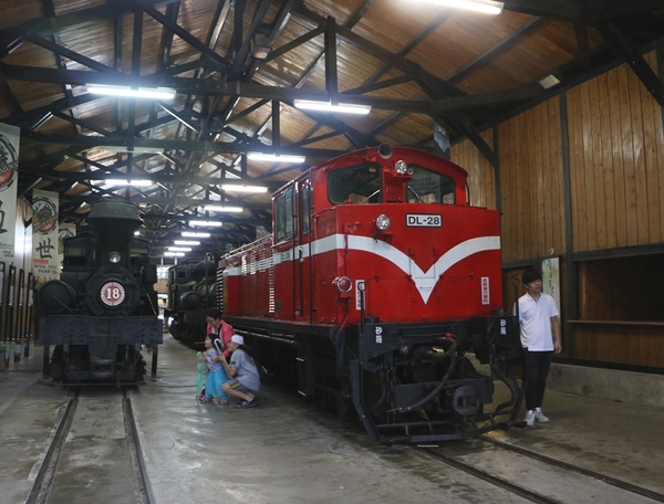 鄒遊阿里山、戀戀FUZU之旅,奮起湖百年舊車站、四方竹、火車展示館、百年土地公廟、雨中漫步台灣杉森林棧道、再訪星空小木屋、阿良現烤甜甜圈、奮起湖老街巡禮