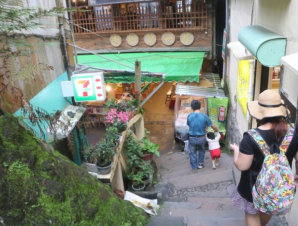 鄒遊阿里山、戀戀FUZU之旅,奮起湖百年舊車站、四方竹、火車展示館、百年土地公廟、雨中漫步台灣杉森林棧道、再訪星空小木屋、阿良現烤甜甜圈、奮起湖老街巡禮