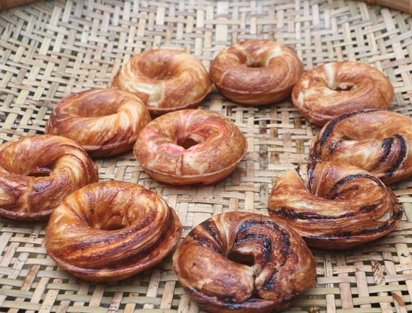 鄒遊阿里山、戀戀FUZU之旅,奮起湖百年舊車站、四方竹、火車展示館、百年土地公廟、雨中漫步台灣杉森林棧道、再訪星空小木屋、阿良現烤甜甜圈、奮起湖老街巡禮