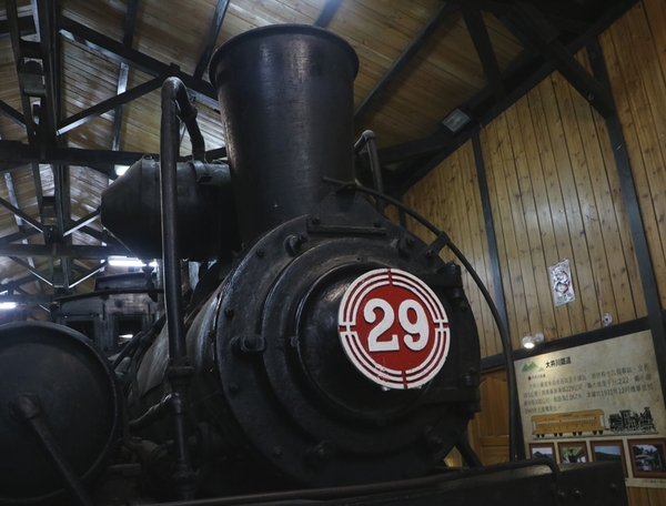 鄒遊阿里山、戀戀FUZU之旅,奮起湖百年舊車站、四方竹、火車展示館、百年土地公廟、雨中漫步台灣杉森林棧道、再訪星空小木屋、阿良現烤甜甜圈、奮起湖老街巡禮