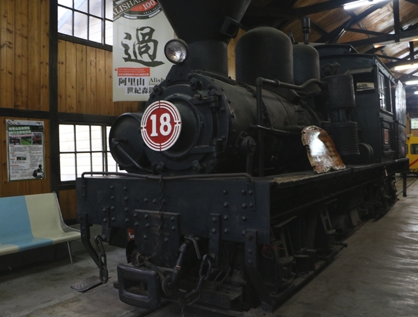 鄒遊阿里山、戀戀FUZU之旅,奮起湖百年舊車站、四方竹、火車展示館、百年土地公廟、雨中漫步台灣杉森林棧道、再訪星空小木屋、阿良現烤甜甜圈、奮起湖老街巡禮