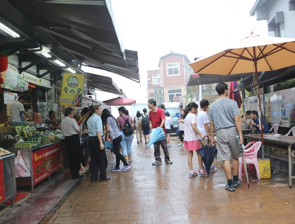 鄒遊阿里山、戀戀FUZU之旅,奮起湖百年舊車站、四方竹、火車展示館、百年土地公廟、雨中漫步台灣杉森林棧道、再訪星空小木屋、阿良現烤甜甜圈、奮起湖老街巡禮