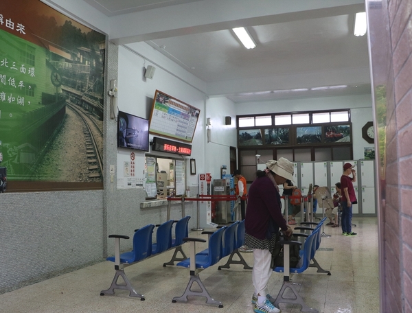 鄒遊阿里山、戀戀FUZU之旅,奮起湖百年舊車站、四方竹、火車展示館、百年土地公廟、雨中漫步台灣杉森林棧道、再訪星空小木屋、阿良現烤甜甜圈、奮起湖老街巡禮