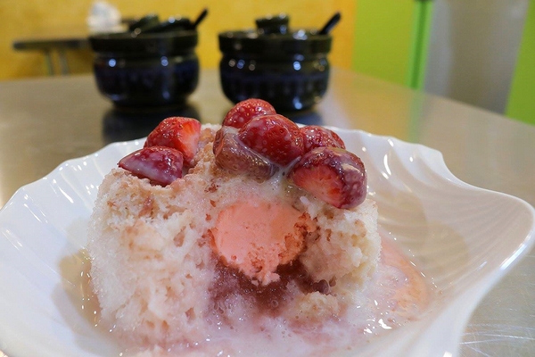 古早味旺來冰店：【新北市食記】蘆洲古早味旺來冰店~圓頂雪屋的鳳梨冰/草莓煉乳冰好療癒/冬天來碗紅豆湯和花生湯暖暖身不錯呦