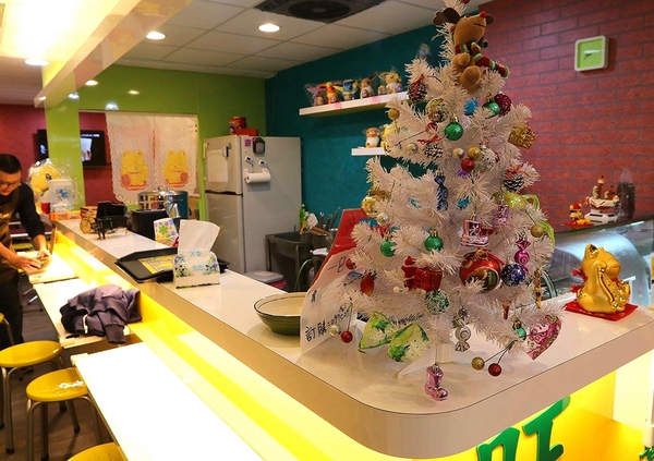 古早味旺來冰店：【新北市食記】蘆洲古早味旺來冰店~圓頂雪屋的鳳梨冰/草莓煉乳冰好療癒/冬天來碗紅豆湯和花生湯暖暖身不錯呦