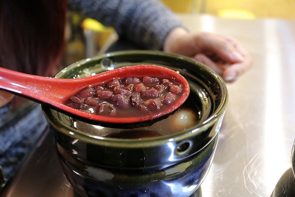 古早味旺來冰店：【新北市食記】蘆洲古早味旺來冰店~圓頂雪屋的鳳梨冰/草莓煉乳冰好療癒/冬天來碗紅豆湯和花生湯暖暖身不錯呦