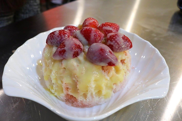 古早味旺來冰店：【新北市食記】蘆洲古早味旺來冰店~圓頂雪屋的鳳梨冰/草莓煉乳冰好療癒/冬天來碗紅豆湯和花生湯暖暖身不錯呦