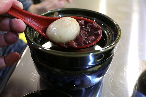 古早味旺來冰店：【新北市食記】蘆洲古早味旺來冰店~圓頂雪屋的鳳梨冰/草莓煉乳冰好療癒/冬天來碗紅豆湯和花生湯暖暖身不錯呦