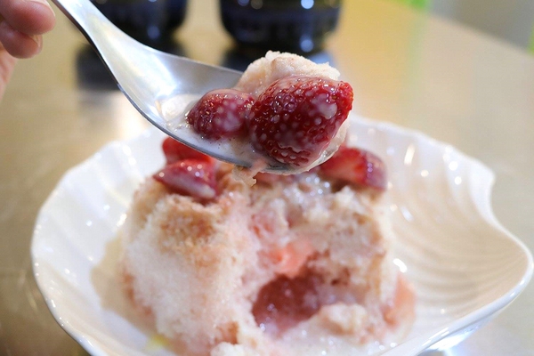 古早味旺來冰店：【新北市食記】蘆洲古早味旺來冰店~圓頂雪屋的鳳梨冰/草莓煉乳冰好療癒/冬天來碗紅豆湯和花生湯暖暖身不錯呦