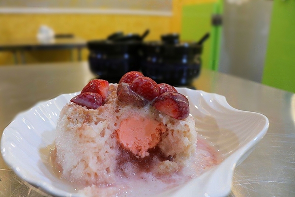 古早味旺來冰店：【新北市食記】蘆洲古早味旺來冰店~圓頂雪屋的鳳梨冰/草莓煉乳冰好療癒/冬天來碗紅豆湯和花生湯暖暖身不錯呦