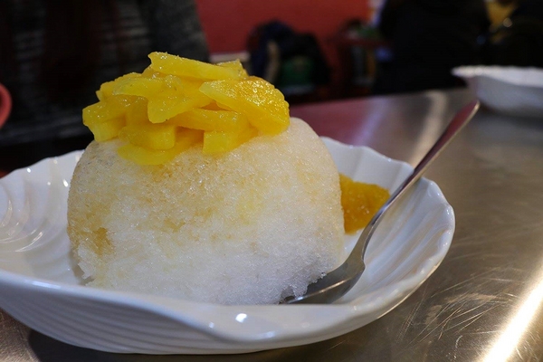 古早味旺來冰店：【新北市食記】蘆洲古早味旺來冰店~圓頂雪屋的鳳梨冰/草莓煉乳冰好療癒/冬天來碗紅豆湯和花生湯暖暖身不錯呦