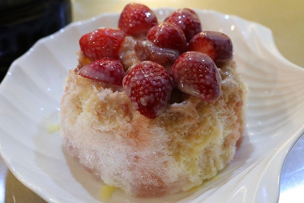 古早味旺來冰店：【新北市食記】蘆洲古早味旺來冰店~圓頂雪屋的鳳梨冰/草莓煉乳冰好療癒/冬天來碗紅豆湯和花生湯暖暖身不錯呦