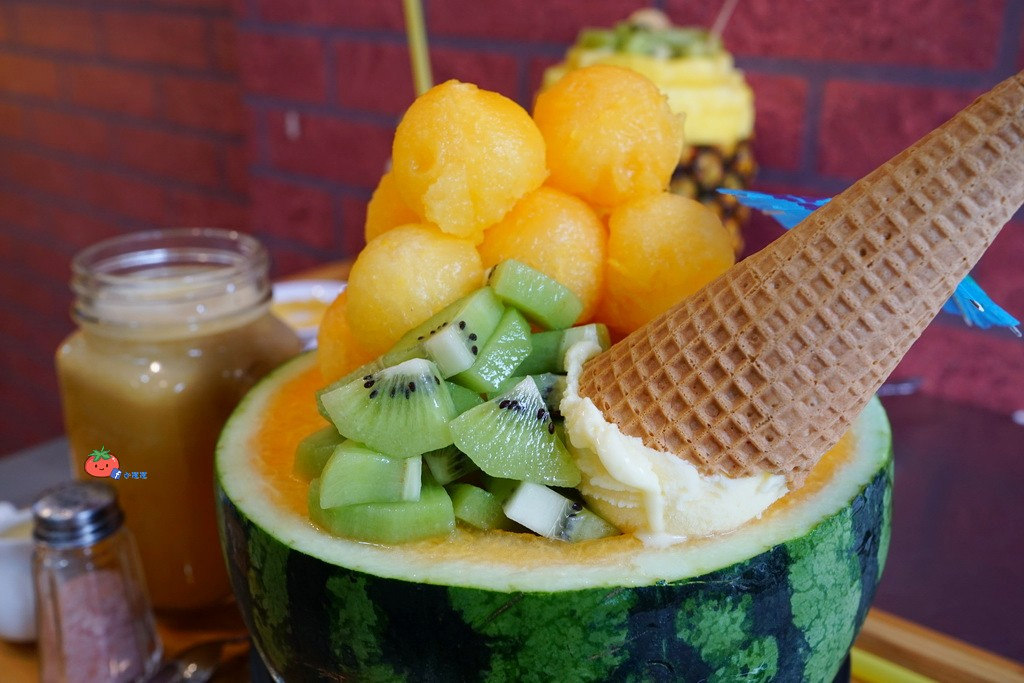 【蘆洲冰店】浮誇造型整顆西瓜冰 古早味旺來冰鳳梨冰 還有雪花冰和芒果冰唷!