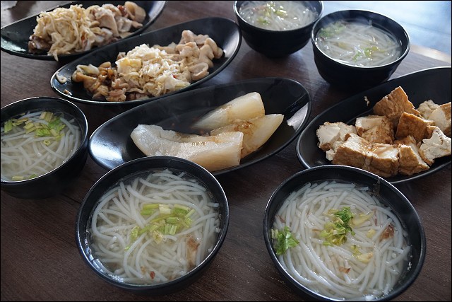 《新莊隱藏版巷弄美食/小姑食記》佳味米粉湯，米粉Q彈又可以免費加湯，小菜也很厲害，同場加映排隊福海街現捍手工大蛋餅！