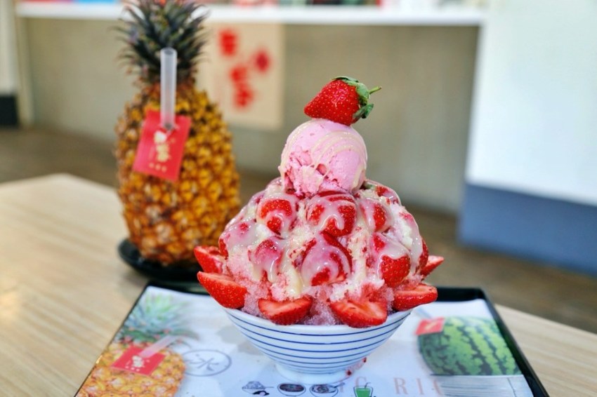 台中下午茶,台中冰品,台中冰果室,台中呷甜甜,台中果汁,台中甜點,台中科博館,台中美食,台中草莓冰,台中西區,台中西區美食,國立自然科學博物館,有春冰菓室,有春冰菓室Wu Chun Ice Shop,草莓冰,草莓燒麻糬,草莓牛奶,鳳梨冰沙 @VIVIYU小世界