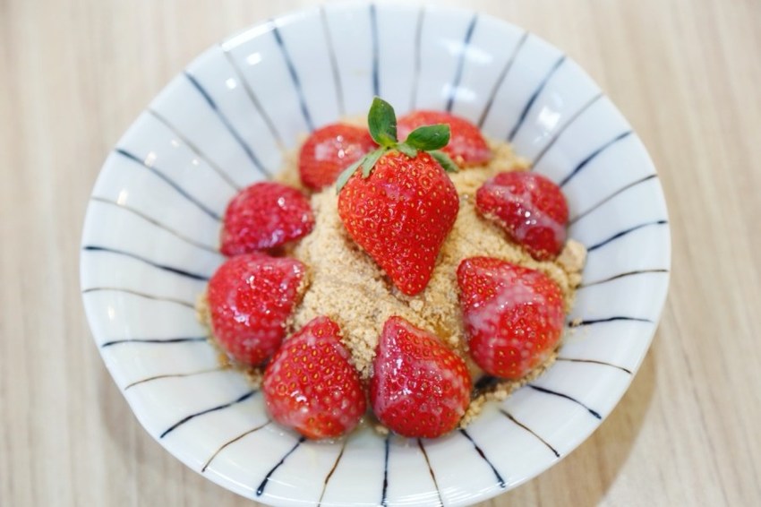 台中下午茶,台中冰品,台中冰果室,台中呷甜甜,台中果汁,台中甜點,台中科博館,台中美食,台中草莓冰,台中西區,台中西區美食,國立自然科學博物館,有春冰菓室,有春冰菓室Wu Chun Ice Shop,草莓冰,草莓燒麻糬,草莓牛奶,鳳梨冰沙 @VIVIYU小世界