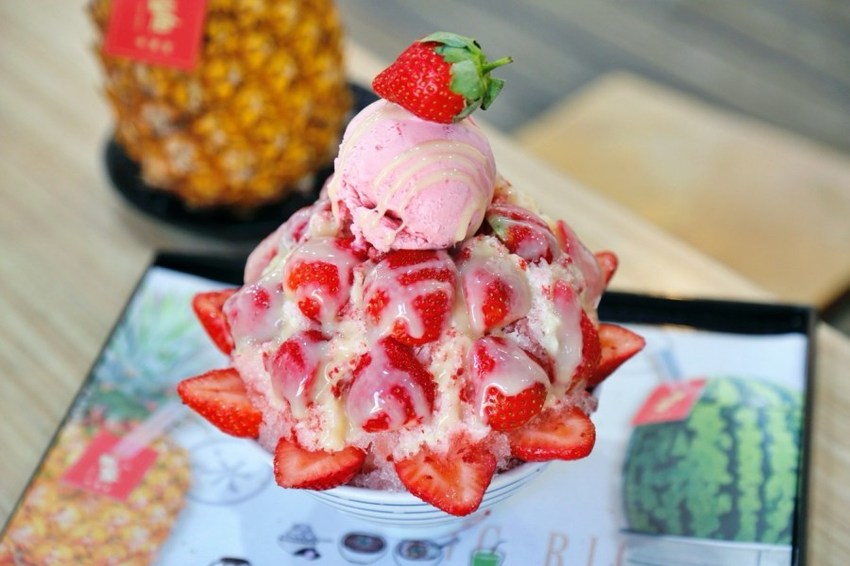 台中下午茶,台中冰品,台中冰果室,台中呷甜甜,台中果汁,台中甜點,台中科博館,台中美食,台中草莓冰,台中西區,台中西區美食,國立自然科學博物館,有春冰菓室,有春冰菓室Wu Chun Ice Shop,草莓冰,草莓燒麻糬,草莓牛奶,鳳梨冰沙 @VIVIYU小世界