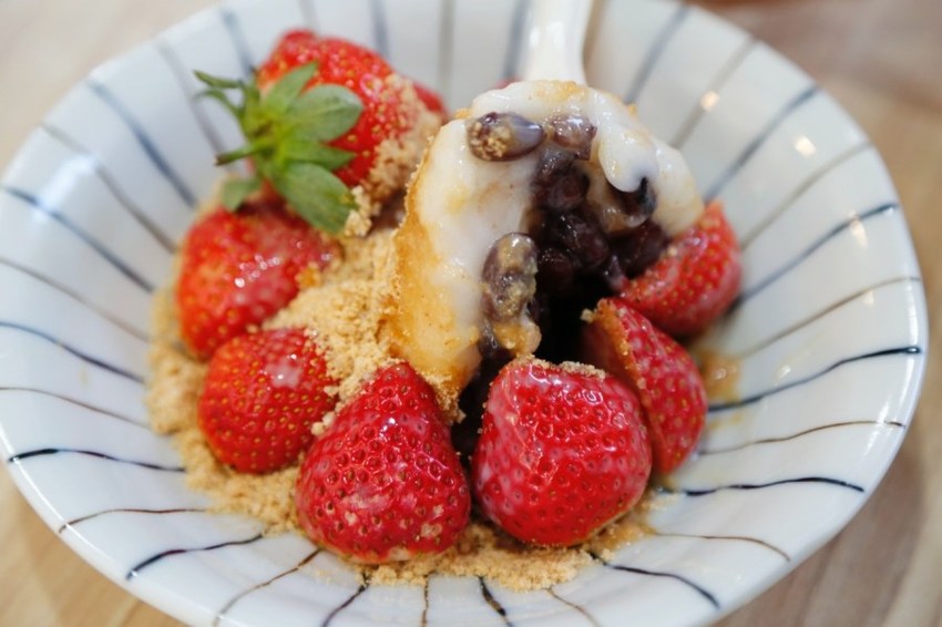 台中下午茶,台中冰品,台中冰果室,台中呷甜甜,台中果汁,台中甜點,台中科博館,台中美食,台中草莓冰,台中西區,台中西區美食,國立自然科學博物館,有春冰菓室,有春冰菓室Wu Chun Ice Shop,草莓冰,草莓燒麻糬,草莓牛奶,鳳梨冰沙 @VIVIYU小世界