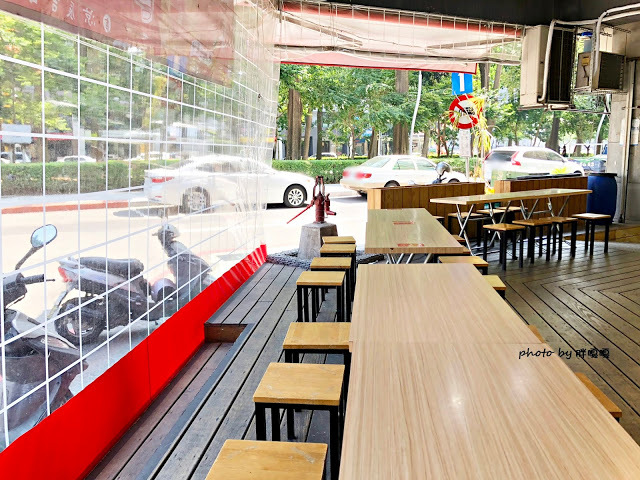 【台中 西區】有春冰菓室 🍉 🍉整顆西瓜上桌，視覺效果超好，光看就先消了一半暑氣，拌麵的肉臊香氣也是出乎意料之外的小驚喜，甜品、鹹食，在有春一次搞定囉~