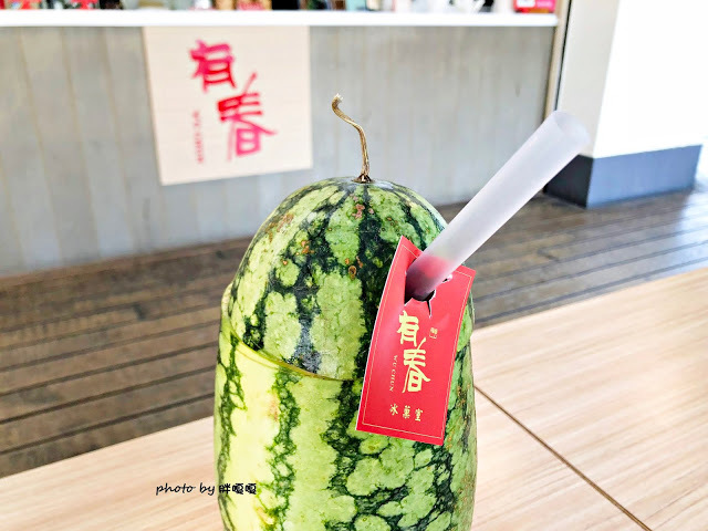 【台中 西區】有春冰菓室 🍉 🍉整顆西瓜上桌，視覺效果超好，光看就先消了一半暑氣，拌麵的肉臊香氣也是出乎意料之外的小驚喜，甜品、鹹食，在有春一次搞定囉~