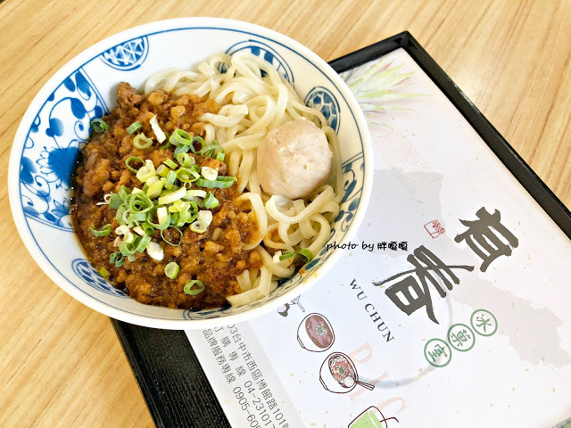 【台中 西區】有春冰菓室 🍉 🍉整顆西瓜上桌，視覺效果超好，光看就先消了一半暑氣，拌麵的肉臊香氣也是出乎意料之外的小驚喜，甜品、鹹食，在有春一次搞定囉~