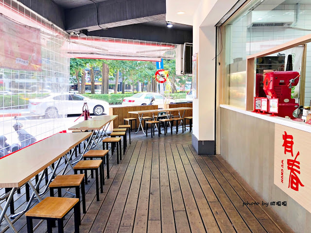 【台中 西區】有春冰菓室 🍉 🍉整顆西瓜上桌，視覺效果超好，光看就先消了一半暑氣，拌麵的肉臊香氣也是出乎意料之外的小驚喜，甜品、鹹食，在有春一次搞定囉~