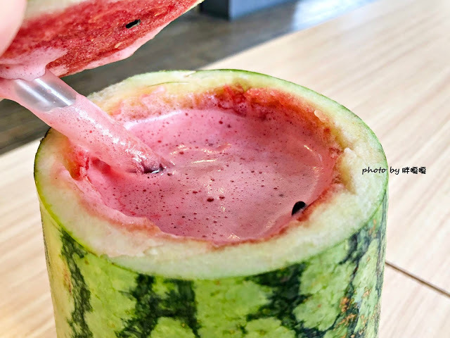 【台中 西區】有春冰菓室 🍉 🍉整顆西瓜上桌，視覺效果超好，光看就先消了一半暑氣，拌麵的肉臊香氣也是出乎意料之外的小驚喜，甜品、鹹食，在有春一次搞定囉~