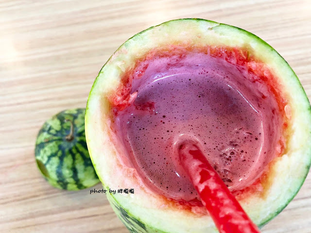 【台中 西區】有春冰菓室 🍉 🍉整顆西瓜上桌，視覺效果超好，光看就先消了一半暑氣，拌麵的肉臊香氣也是出乎意料之外的小驚喜，甜品、鹹食，在有春一次搞定囉~
