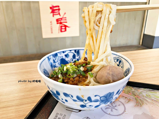 【台中 西區】有春冰菓室 🍉 🍉整顆西瓜上桌，視覺效果超好，光看就先消了一半暑氣，拌麵的肉臊香氣也是出乎意料之外的小驚喜，甜品、鹹食，在有春一次搞定囉~