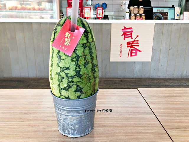 【台中 西區】有春冰菓室 🍉 🍉整顆西瓜上桌，視覺效果超好，光看就先消了一半暑氣，拌麵的肉臊香氣也是出乎意料之外的小驚喜，甜品、鹹食，在有春一次搞定囉~