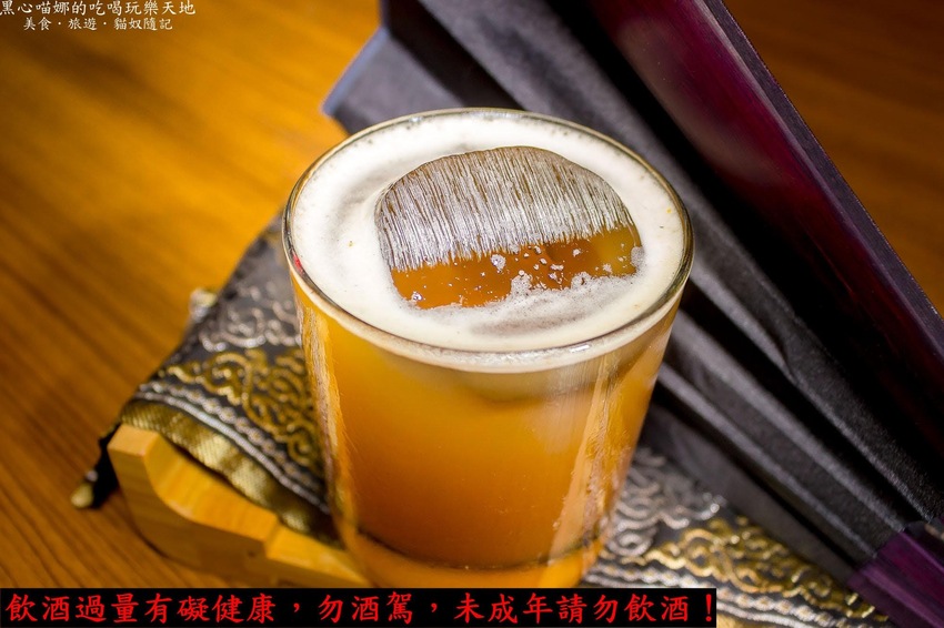 高雄苓雅︱LaFaceBar 在酒吧唱卡拉OK也太嗨!每週二、四的KTV之夜,快來這兒展現你的天籟好歌喉!