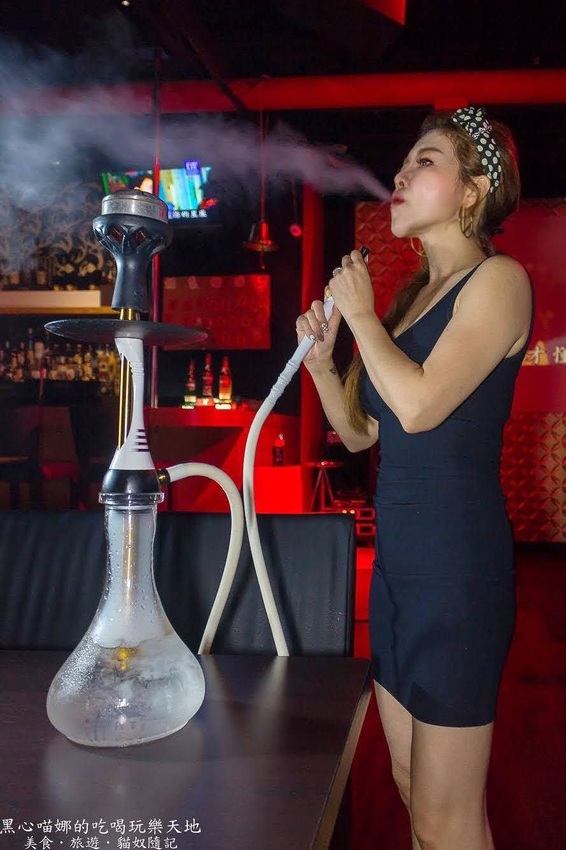 高雄苓雅︱LaFaceBar 在酒吧唱卡拉OK也太嗨!每週二、四的KTV之夜,快來這兒展現你的天籟好歌喉!