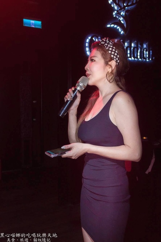 高雄苓雅︱LaFaceBar 在酒吧唱卡拉OK也太嗨!每週二、四的KTV之夜,快來這兒展現你的天籟好歌喉!