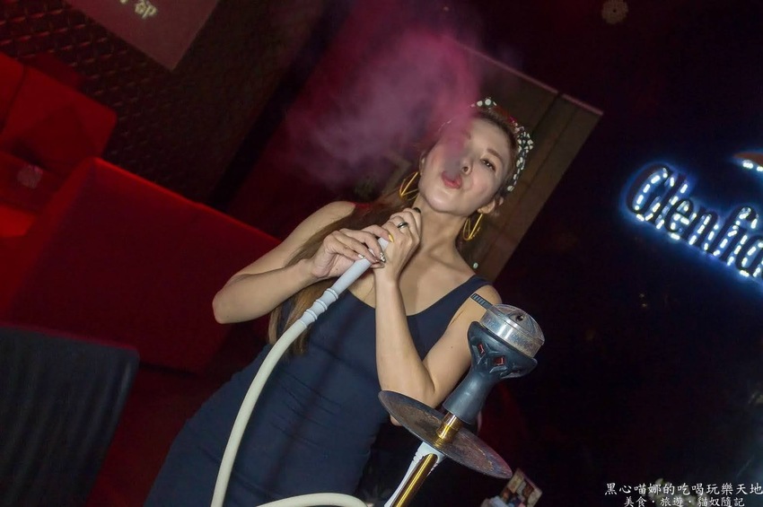 高雄苓雅︱LaFaceBar 在酒吧唱卡拉OK也太嗨!每週二、四的KTV之夜,快來這兒展現你的天籟好歌喉!