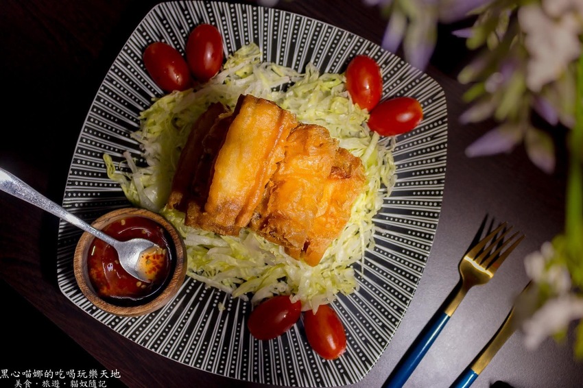 高雄苓雅︱LaFaceBar 在酒吧唱卡拉OK也太嗨!每週二、四的KTV之夜,快來這兒展現你的天籟好歌喉!