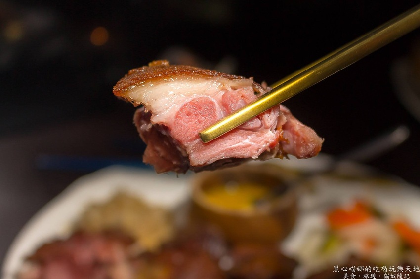 高雄苓雅︱LaFaceBar 在酒吧唱卡拉OK也太嗨!每週二、四的KTV之夜,快來這兒展現你的天籟好歌喉!