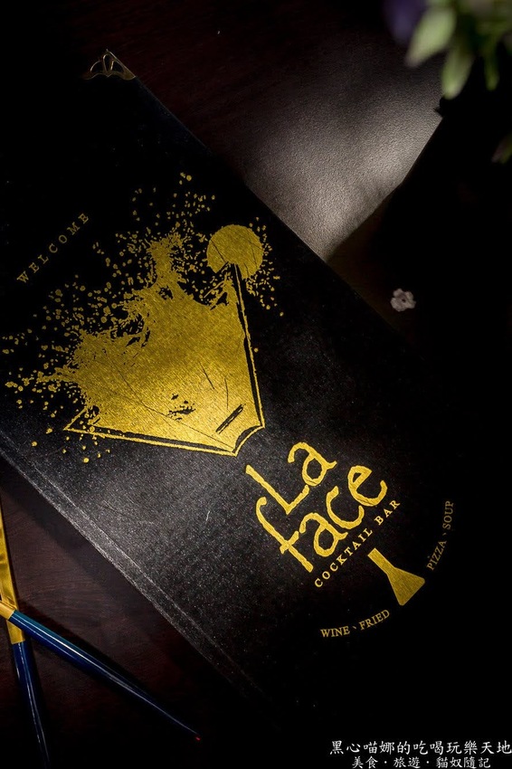 高雄苓雅︱LaFaceBar 在酒吧唱卡拉OK也太嗨!每週二、四的KTV之夜,快來這兒展現你的天籟好歌喉!