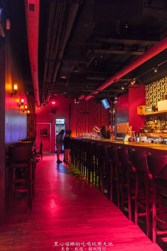 高雄苓雅︱LaFaceBar 在酒吧唱卡拉OK也太嗨!每週二、四的KTV之夜,快來這兒展現你的天籟好歌喉!