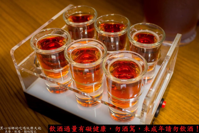 高雄苓雅︱LaFaceBar 在酒吧唱卡拉OK也太嗨!每週二、四的KTV之夜,快來這兒展現你的天籟好歌喉!